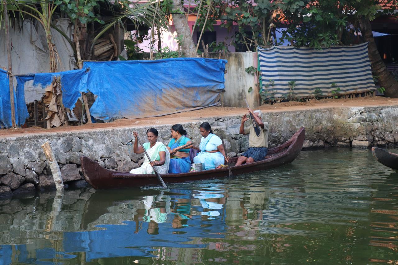 Friends Cruise, Nightstay Houseboat Alappuzha Exteriör bild