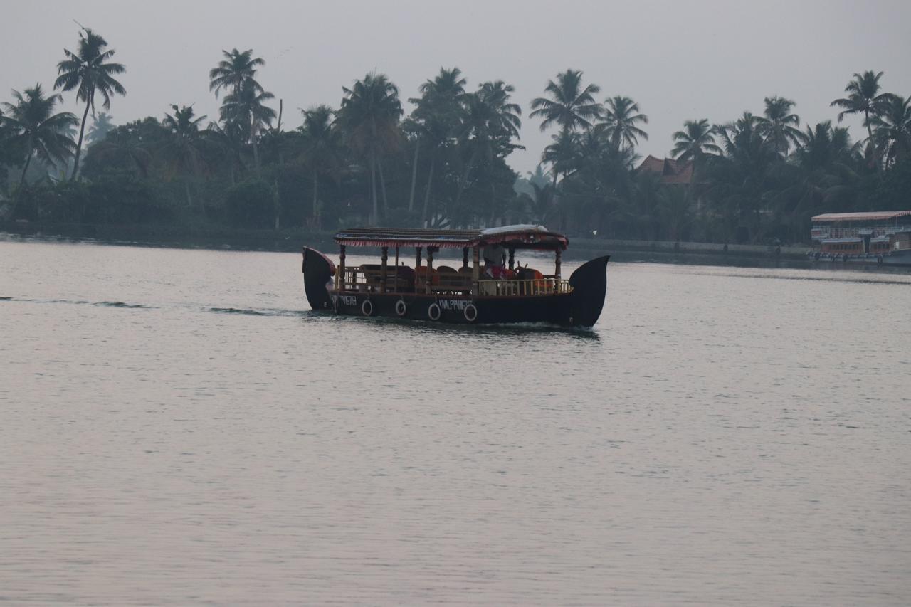 Friends Cruise, Nightstay Houseboat Alappuzha Exteriör bild