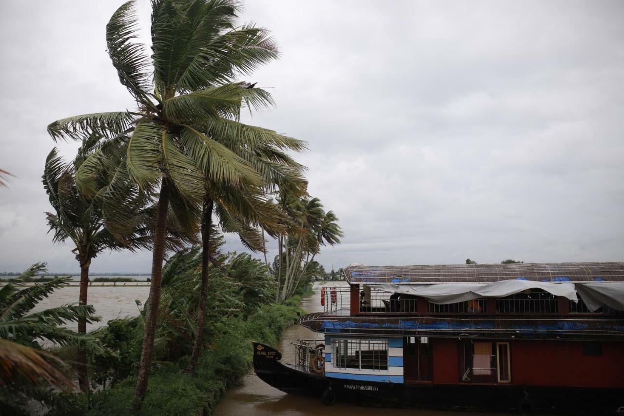 Friends Cruise, Nightstay Houseboat Alappuzha Exteriör bild