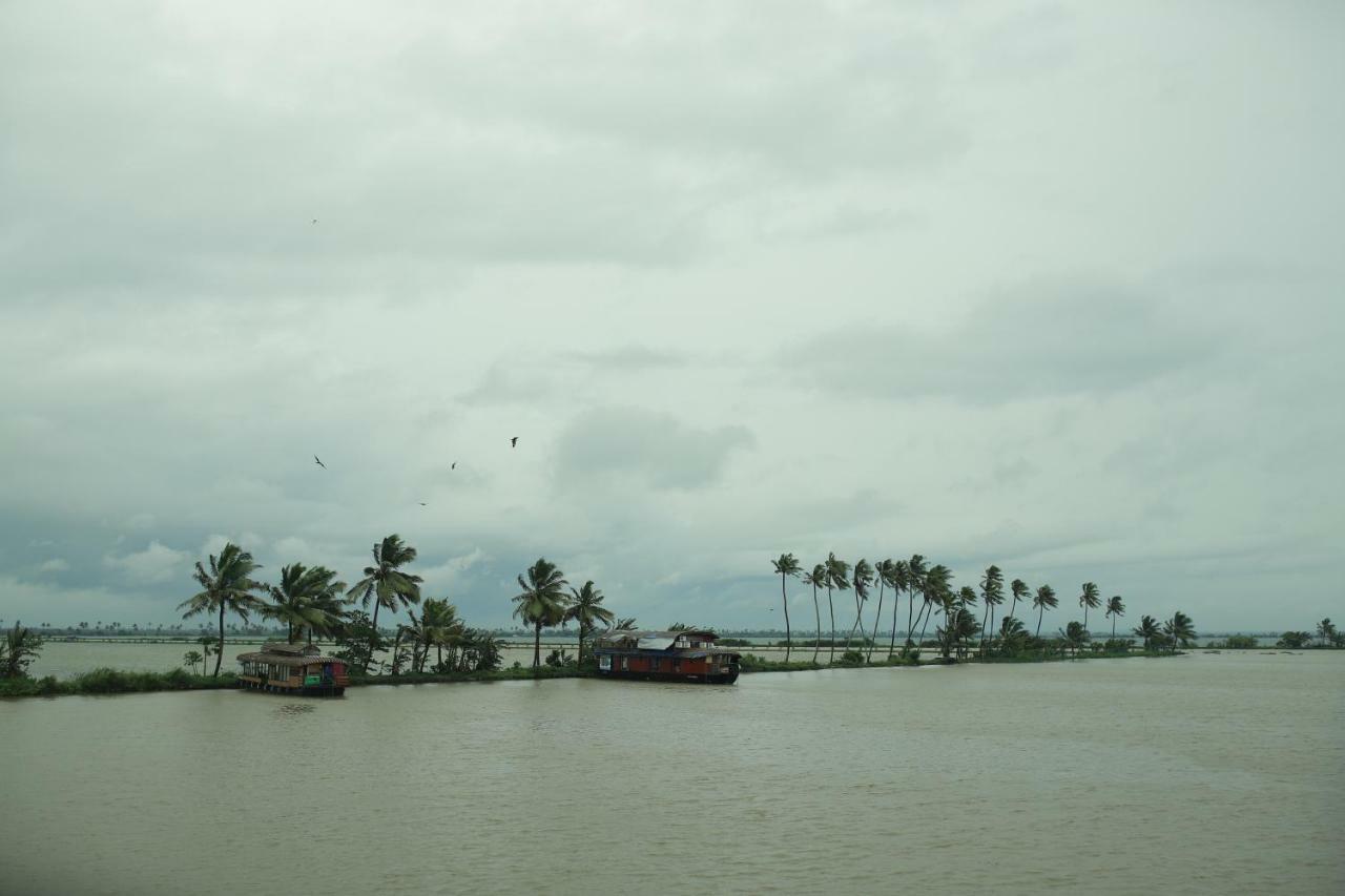 Friends Cruise, Nightstay Houseboat Alappuzha Exteriör bild